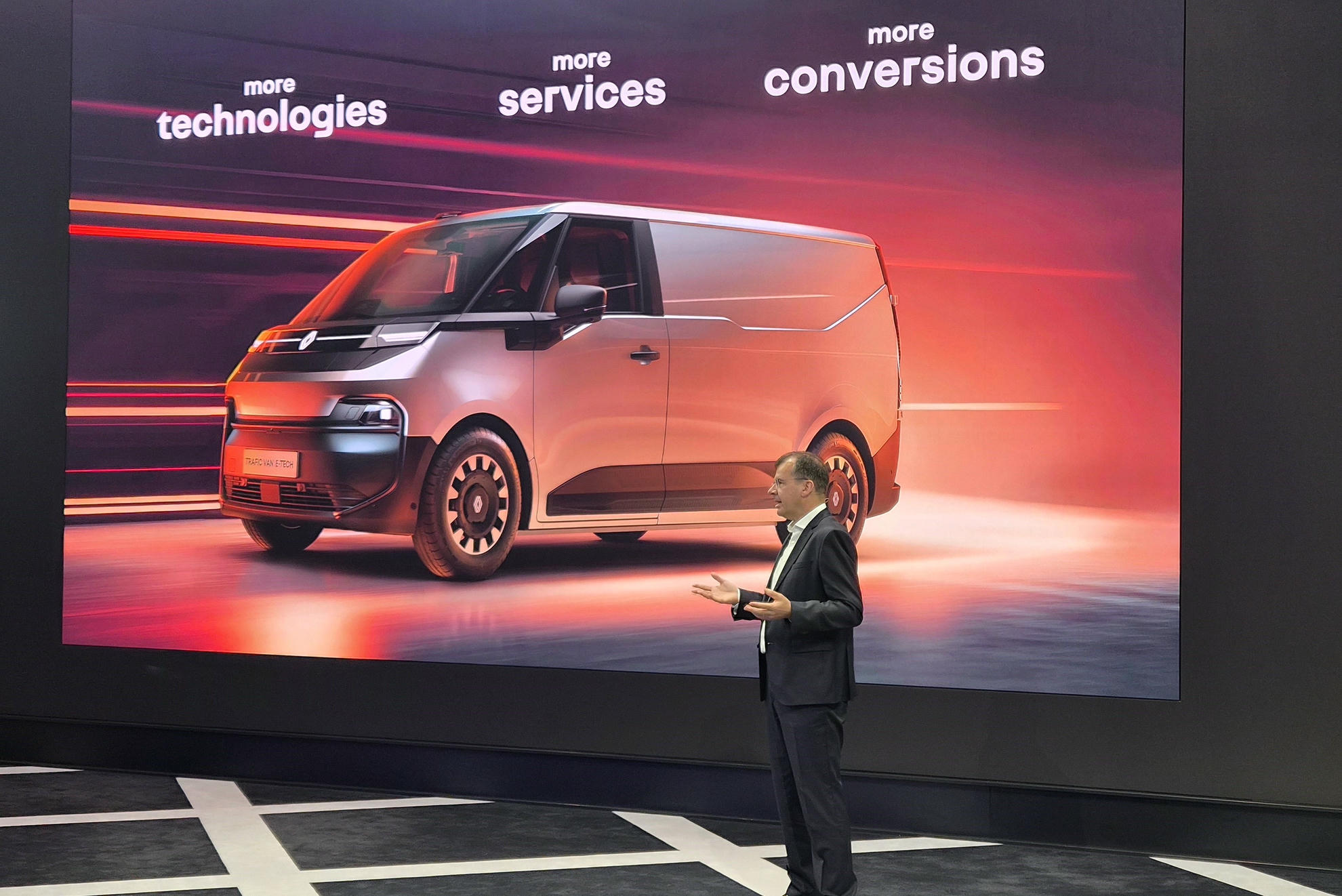 Renault Trafic E-Tech przybył, zobaczyliśmy go, zwyciężył!