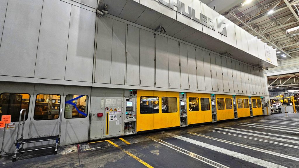Prasa Schuler, szybko wymieniająca matryce spośród kilkudziesięciu zestawów