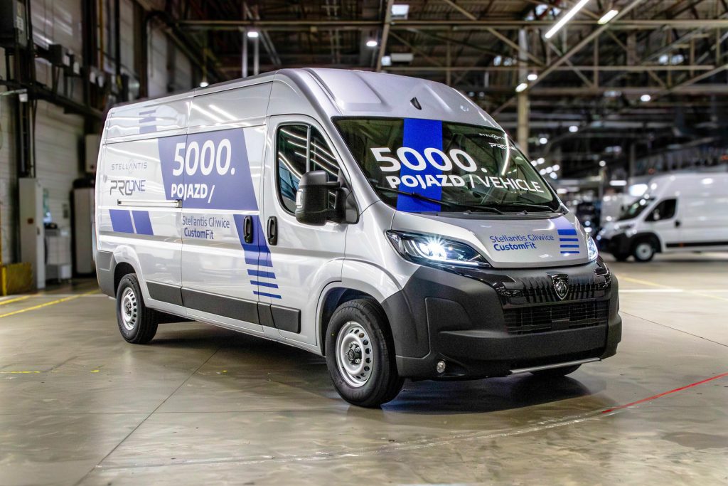 W maju dział CustomFit świętował wykonanie 5-tysięcznej zabudowy
